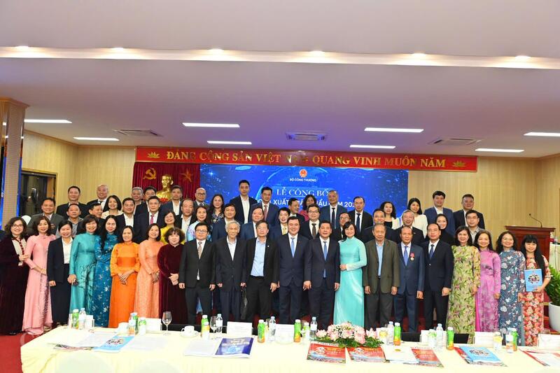 Các đại biểu ghi lại khoảnh khắc đáng nhớ tại Hội nghị.