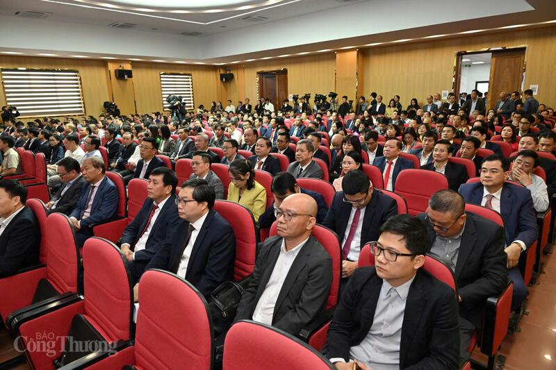 Dự Hội nghị còn có lãnh đạo các tỉnh, thành phố; lãnh đạo Sở Công Thương các địa phương cùng các Tổng công ty, các Tập đoàn, doanh nghiệp.