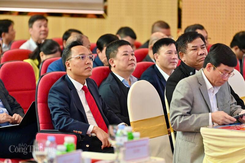 Thứ trưởng Bộ Công Thương Nguyễn Hoàng Long (caravat đỏ) tham dự hội nghị.