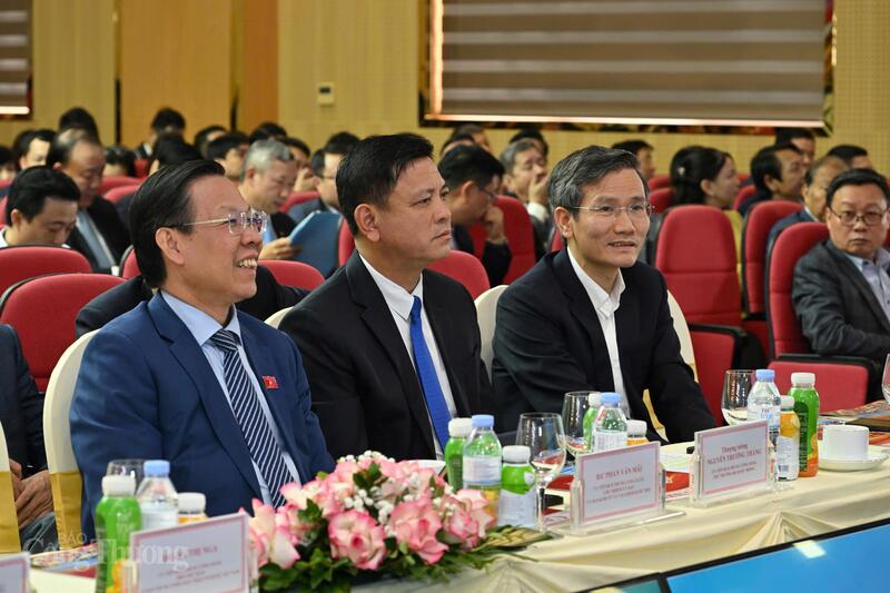 Cùng đự có đồng chí Phan Văn Mãi, Chủ nhiệm Uỷ ban Kinh tế và Tài chính của Quốc hội (đầu tiên bên trái); Thượng tướng Nguyễn Trường Thắng, Thứ trưởng Bộ Quốc phòng (giữa).