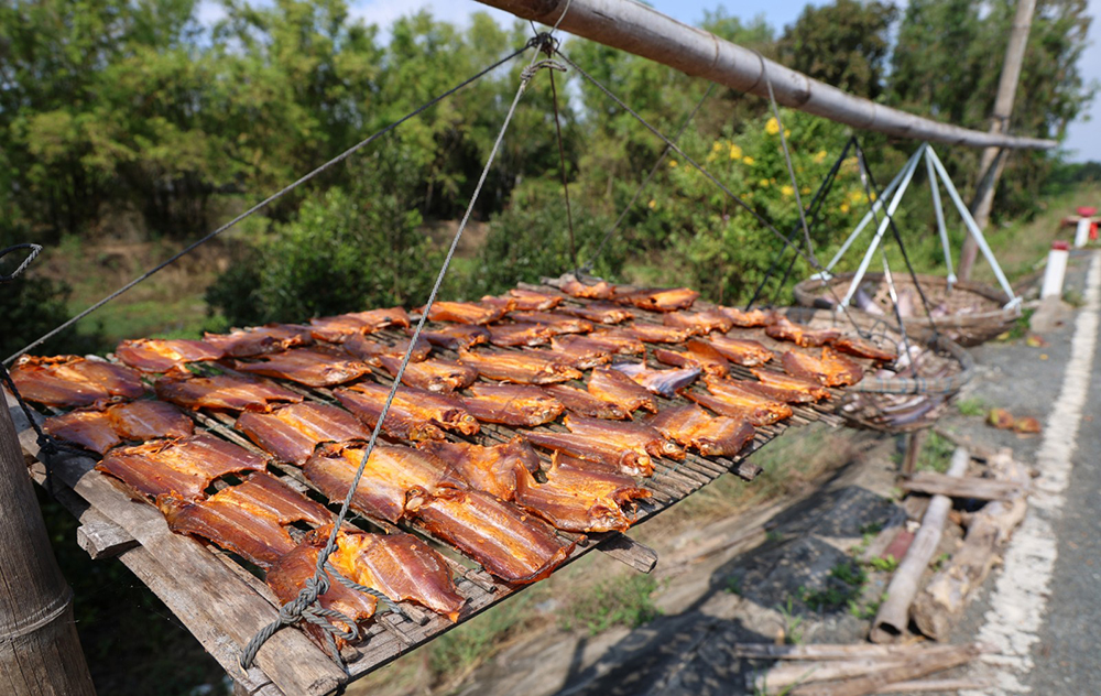 Cá khô “nhà làm” xếp hàng đón nắng.