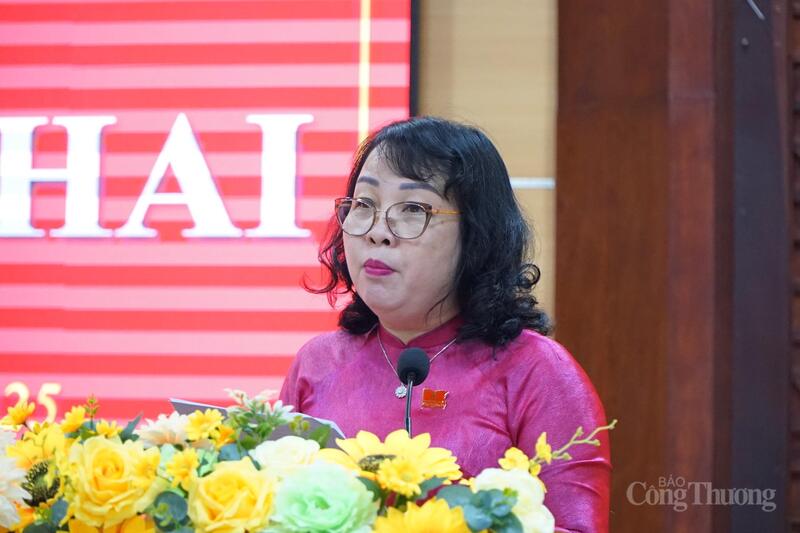 Bà Cao Thị Hòa An - Chủ tịch HĐND tỉnh Đắk Lắk phát biểu tại kỳ họp. Ảnh: Vũ Long