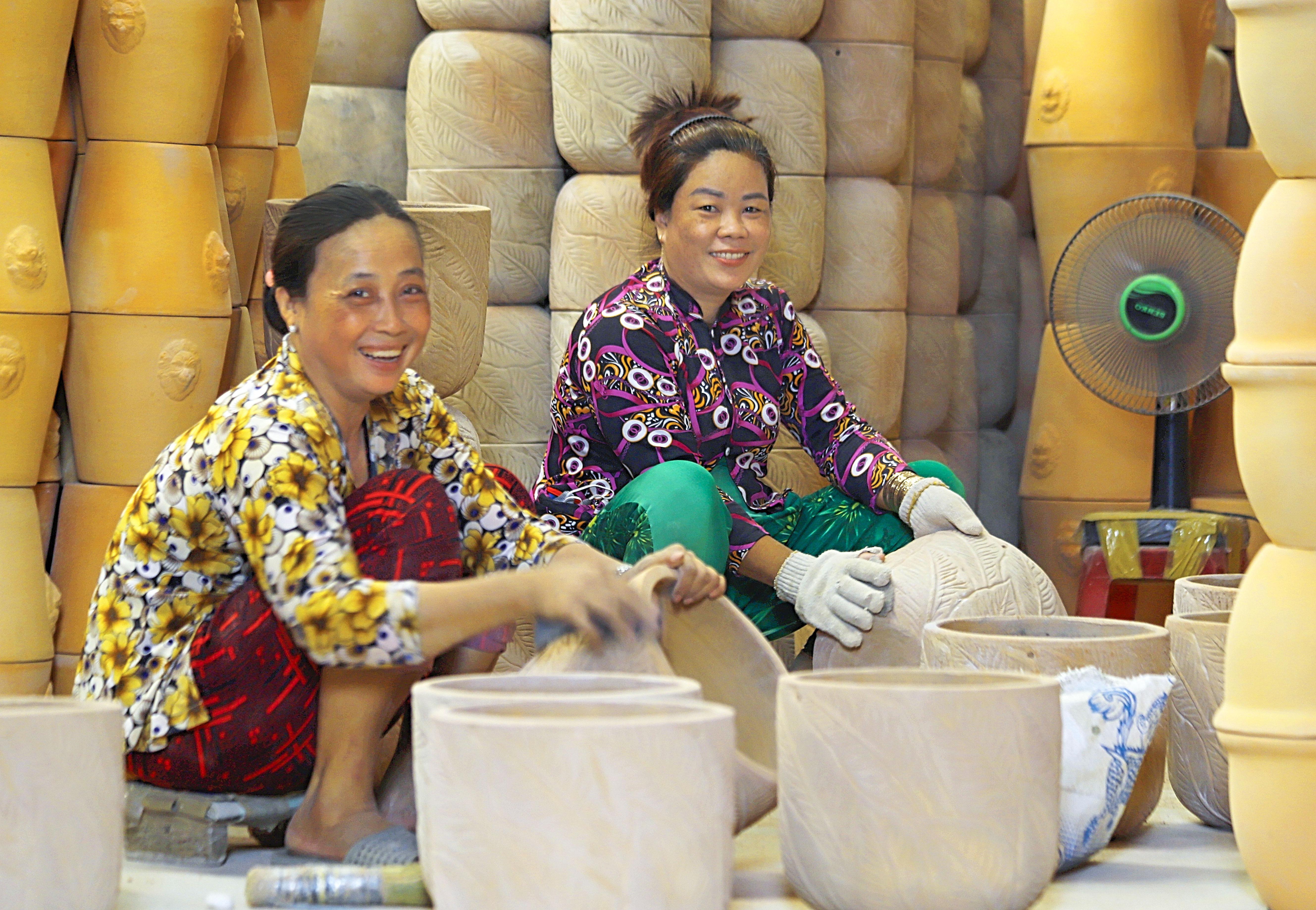 Năm 2025, nhiều cơ sở, doanh nghiệp được hỗ trợ đào tạo nâng cao kỹ thuật sản xuất trong khuôn khổ Đề án “Nâng cao chuỗi giá trị ngành gốm đỏ giai đoạn 2021-2025”.