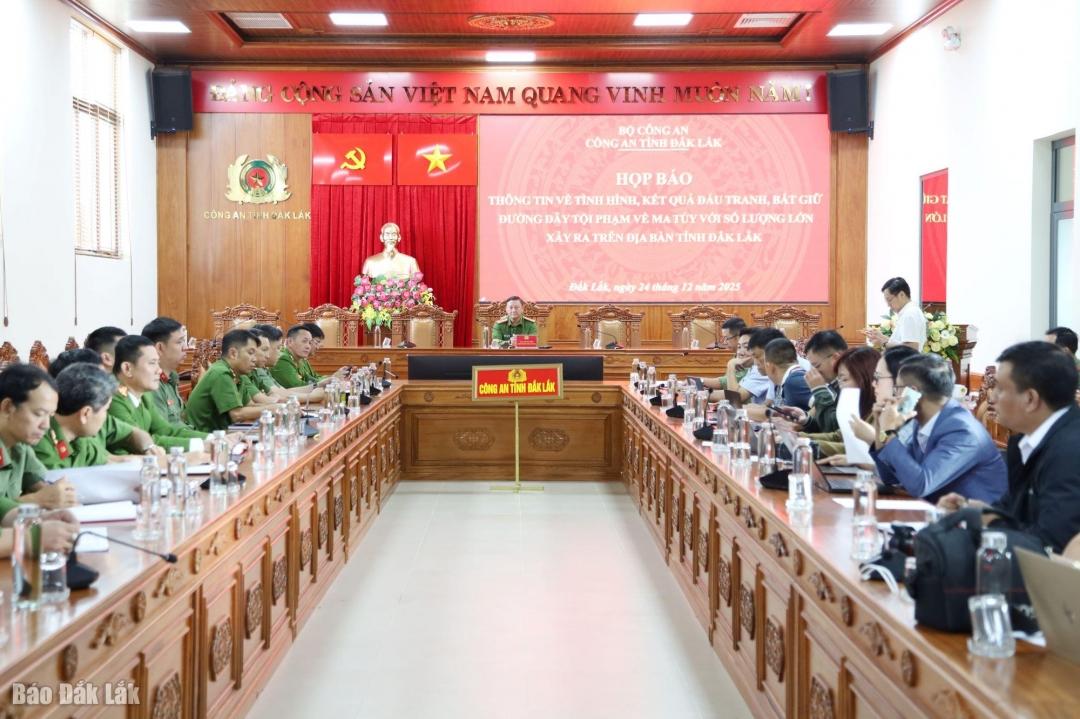 Quang cảnh buổi họp báo.