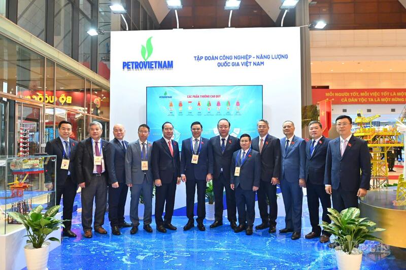 Quyền Bộ trưởng Lê Mạnh Hùng cùng đại biểu Bộ Công Thương tại gian trưng bày của Petrovietnam. Ảnh: Nam Nguyễn