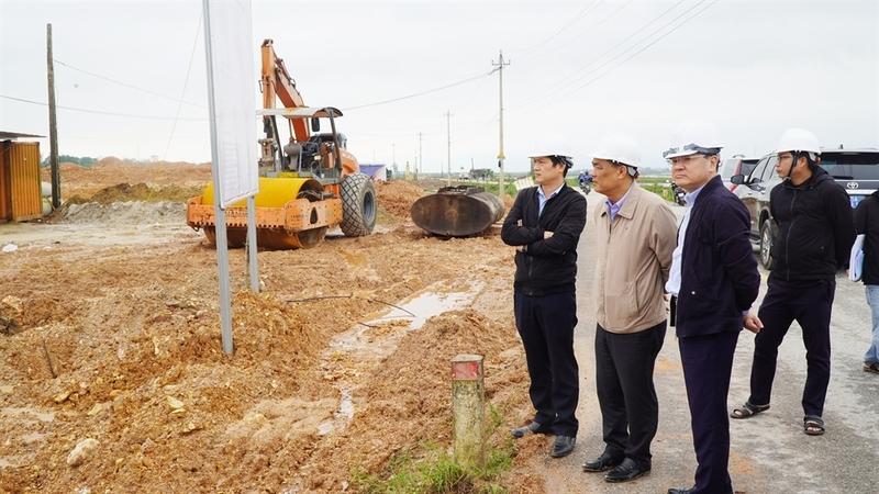 Phó Chủ tịch UBND thành phố Huế Hoàng Hải Minh (thứ 2 bên phải qua) kiểm tra tiến độ thi công các dự án tái định cư đường sắt tốc độ cao tuyến Bắc - Nam. Ảnh: H. Minh