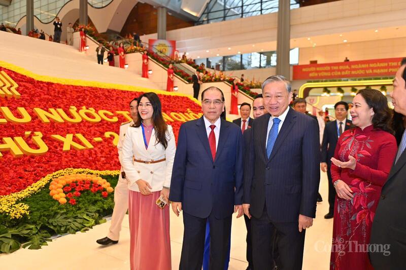 Tổng Bí thư Tô Lâm cùng lãnh đạo, nguyên lãnh đạo Đảng, Nhà nước tham quan khu trưng bày tại Đại hội. Ảnh: Nam Nguyễn