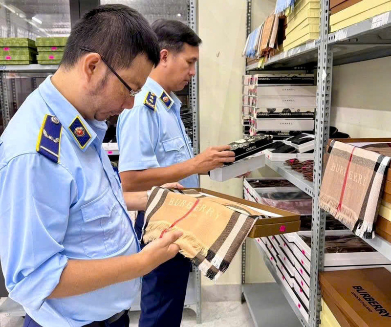 Hàng hóa không rõ nguồn gốc xuất xứ, xâm phạm quyền sở hữu trí tuệ, buôn bán hàng nhập lậu... vẫn đang còn phức tạp trên thị trường. Ảnh: Tuệ Lâm
