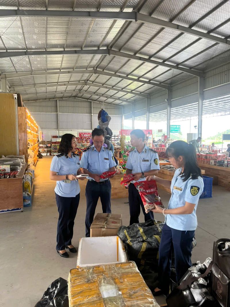 QLTT Lào Cai kiểm tra và xử lý nhiều vi phạm lĩnh vực an toàn thực phẩm. Ảnh: LN