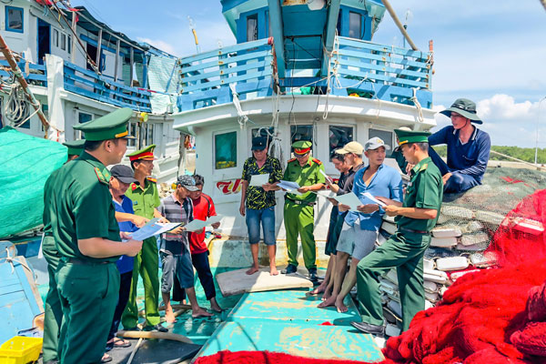 Công an xã Tân Thủy phối hợp với bộ đội biên phòng tuyên truyền các chủ phương tiện về phòng, chống khai thác IUU.