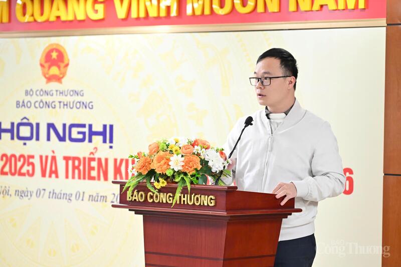 Phó trưởng Phòng Phóng viên Hoàng Văn Nhưỡng phát biểu tại Hội nghị. Ảnh: Cấn Dũng