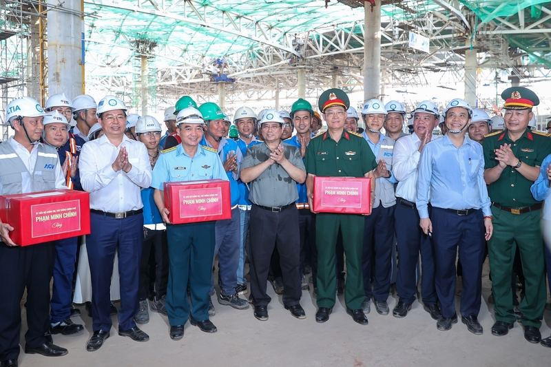 Thủ tướng Phạm Minh Chính tặng quà, động viên cán bộ, công nhân, người lao động trên công trường thi công dự án Sân bay Long Thành, ngày 02/8/2025 - Ảnh: VGP