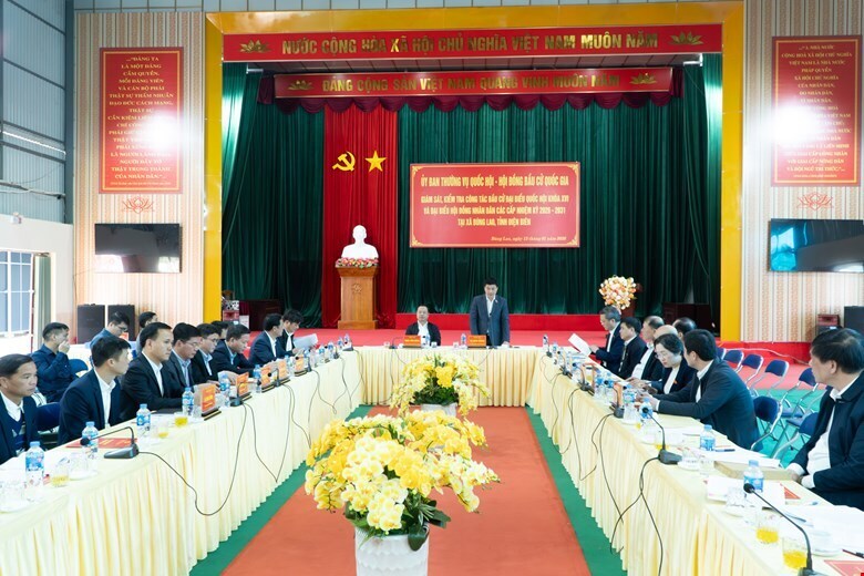 Phó Chủ tịch Quốc hội Vũ Hồng Thanh giám sát, kiểm tra công tác bầu cử tại xã Búng Lao, tỉnh Điện Biên.