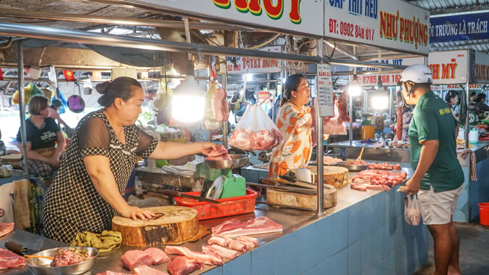 Chợ Tân Hạnh (phường Tân Hạnh) duy trì mô hình chợ an toàn thực phẩm, góp phần tạo môi trường mua bán văn minh, bảo đảm sức khỏe người tiêu dùng.