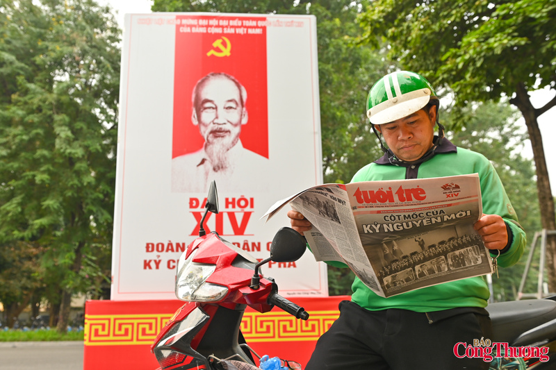 Cũng trong sáng nay, hàng triệu cán bộ, đảng viên và nhân dân cả nước tại các tỉnh, thành phố đã dậy sớm, đọc báo, bật tivi theo dõi truyền hình trực tiếp Lễ khai mạc Đại hội XIV của Đảng.