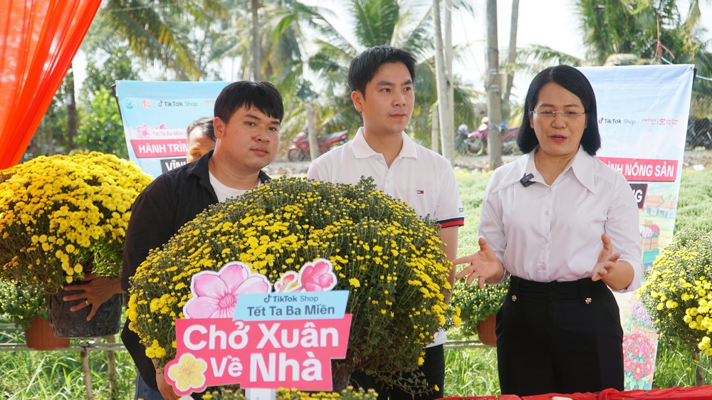 Bí thư Đảng ủy xã Chợ Lách Lê Thị Hoàng Oanh cùng nhà sáng tạo nội dung livestream hỗ trợ nông dân bán nông sản.