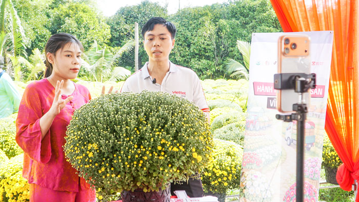 Sở Công Thương phối hợp UBND xã Chợ Lách, Viettel Post Vĩnh Long và TikTok Shop Việt Nam tổ chức chương trình “Hành trình nông sản Vĩnh Long- Chở xuân về nhà”.