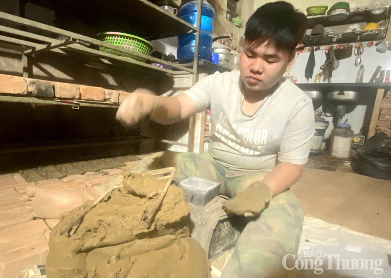 Nghề làm tượng ông Táo ngày một thất truyền, hiếm hoi lắm mới có một vài bạn trẻ theo học nghề này.