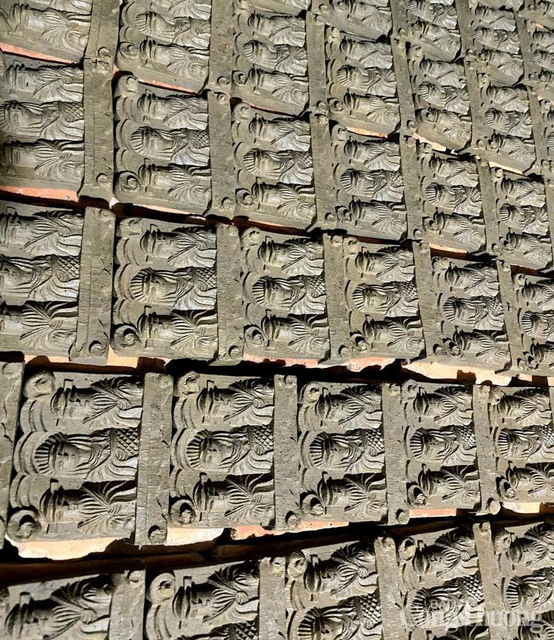 Từ đất sét, tượng ông Táo được in ra từ khuôn có sẵn.