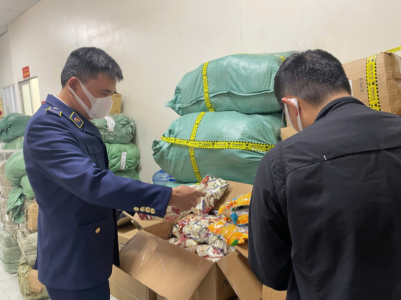 Lực lượng Quản lý thị trường Hà Nội kiểm tra, tạm giữ một lô thực phẩm, bánh kẹo không rõ nguồn gốc.