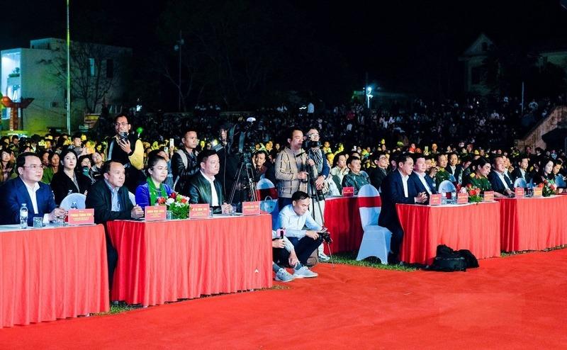 Ông Nguyễn Khắc Thận - Bí thư Tỉnh ủy; ông Võ Trọng Hải - Chủ tịch UBND tỉnh cùng các đồng chí lãnh đạo tỉnh Nghệ An tham dự chương trình nghệ thuật "Sắc xuân vùng cao, ấm tình đồng bào" trong đêm 3/2. Ảnh: Phạm Bằng