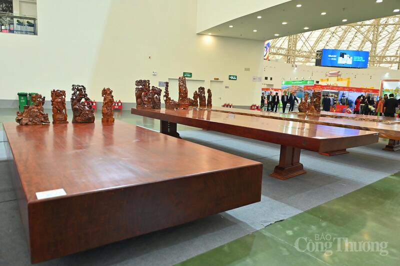 Phiến gỗ cẩm lai có kích thước và trọng lượng rất lớn, có giá gần 1,5 tỷ đồng