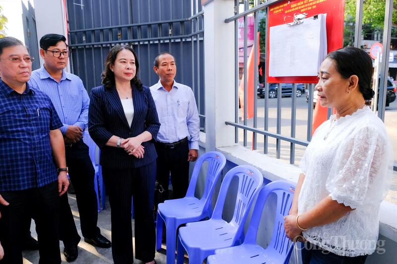 Phó Chủ tịch nước Võ Thị Ánh Xuân trao đổi với cử tri tại phường Phan Thiết, tỉnh Lâm Đồng. Ảnh: Minh An