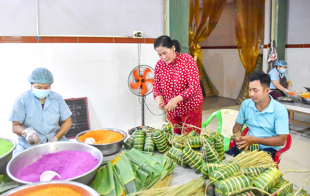 Cơ sở sản xuất bánh tét 9 Di tạo việc làm ổn định cho lao động dịp Tết.