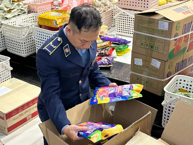 Kiểm tra hàng hóa là thực phẩm nhập khẩu bao gói sẵn tại địa điểm kinh doanh thuộc phường Hòa Khánh. Ảnh: QLTT Đà Nẵng