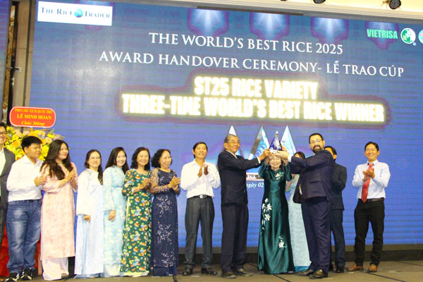 Anh hùng Lao động Hồ Quang Cua nhận cúp Gạo ngon nhất thế giới năm 2025 cho gạo ST25.