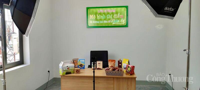 Livetreams bán hàng ngay tại cửa hàng trưng bày sản phẩm. Ảnh: Minh An