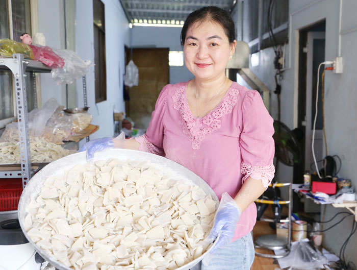 Cô Lương Thị Vui với sản phẩm mứt dừa non thành phẩm.
