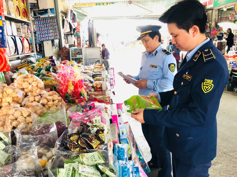 Lực lượng quản lý thị trường tập trung kiểm tra các mặt hàng phục vụ tết. Ảnh: Nguyễn Tuấn