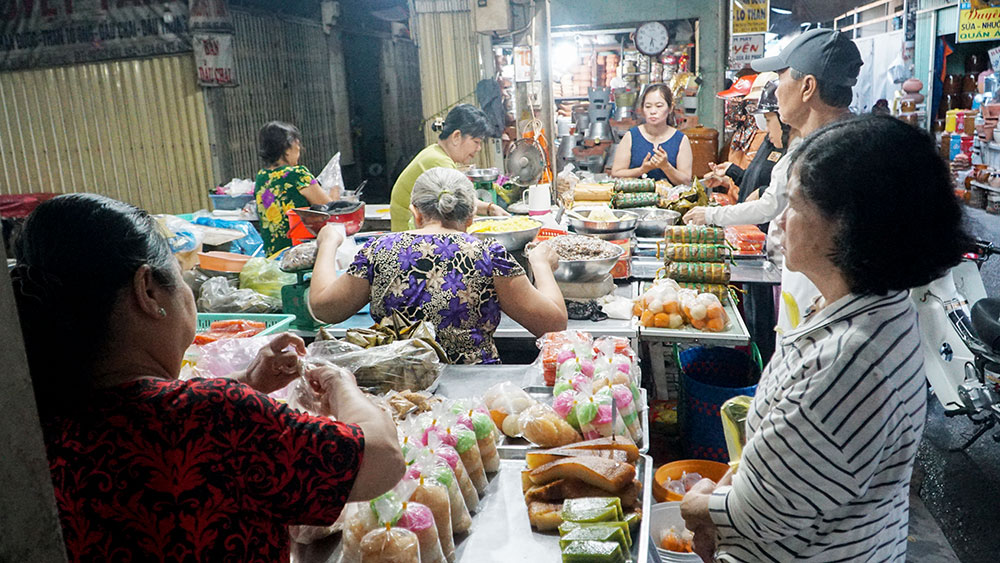 Các gian hàng xôi, chè trôi nước… thu hút rất đông người mua.