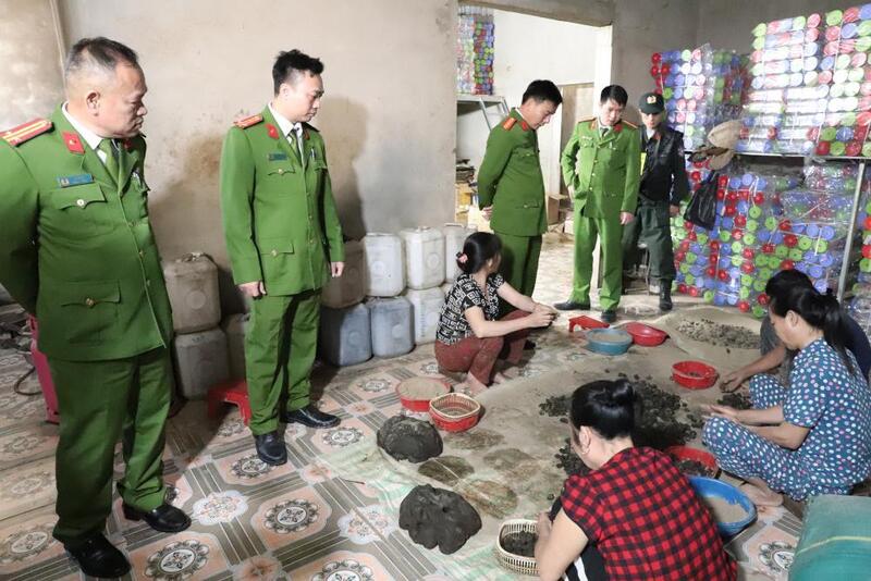 Công an ập vào cơ sở sản xuất thuốc Đông y giả. Ảnh: Công an Hà Tĩnh