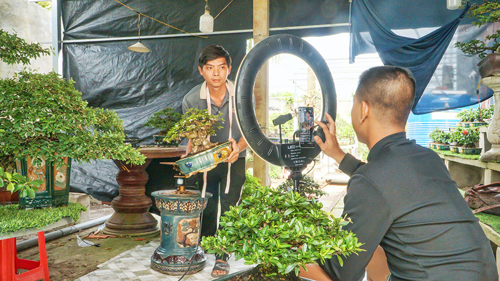 Livestream đang trở thành kênh bán hàng quen thuộc của nhiều nhà vườn, cơ sở sản xuất, góp phần đưa nông sản, đặc sản địa phương đi xa.