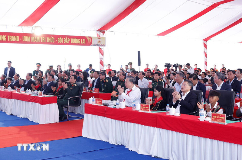 Tổng Bí thư Tô Lâm và các đại biểu dự lễ khởi công xây dựng Trường Phổ thông nội trú liên cấp Tiểu học, Trung học Cơ sở xã Ea Rốk. Ảnh: TTX