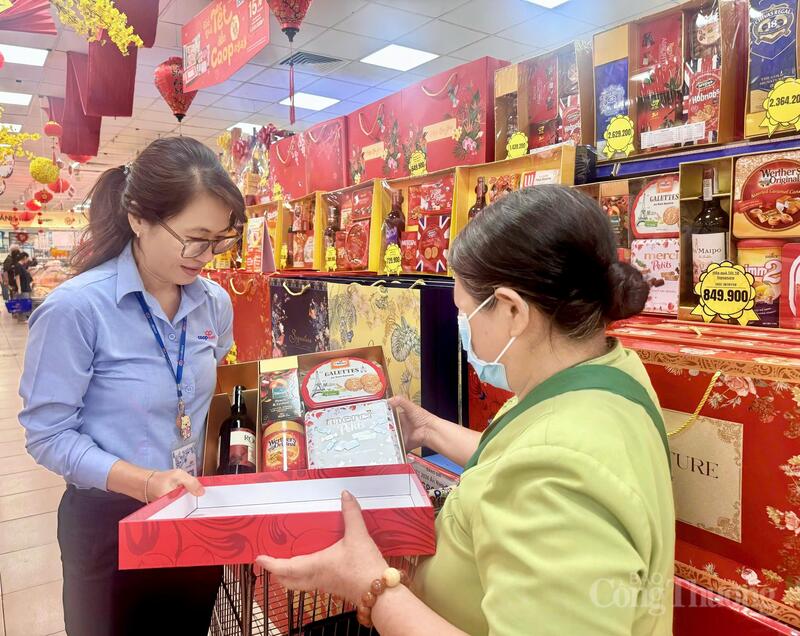 Giỏ quà Tết được các siêu thị thiết kế bắt mắt, đa dạng mẫu mã, hàng Việt chiếm ưu thế. Ảnh: Thừa Ngọc