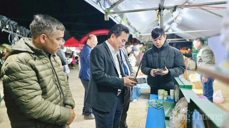 Lãnh đạo xã Gào tham quan các gian trưng bày. Ảnh: Bá Bính