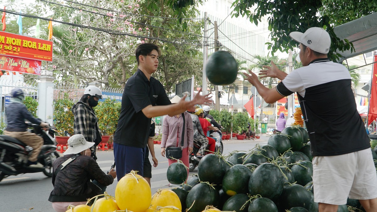 Dưa hấu các loại có giá từ 15.000-30.000 đồng/kg đã có mặt tại chợ hoa xuân phường Long Châu.