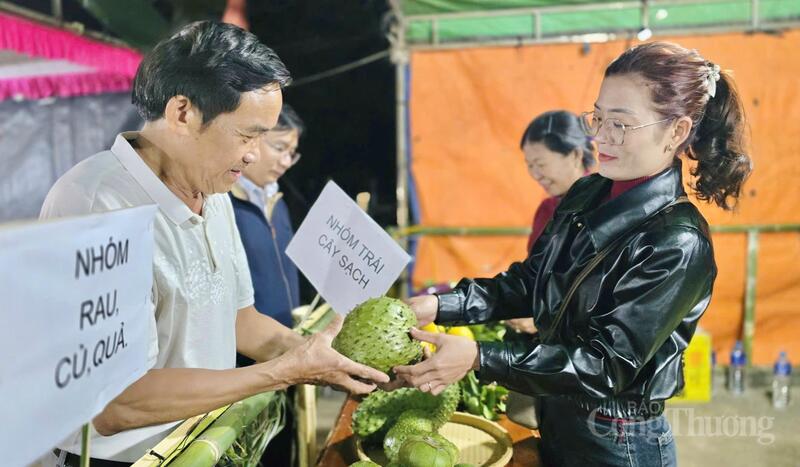 Tại phiên chợ, người dân và du khách có cơ hội tiếp cận nhiều sản phẩm nông sản sạch, sản phẩm OCOP. Ảnh: Bá Bính