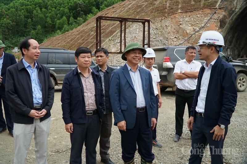 Phó Chủ tịch UBND tỉnh Đắk Lắk Trương Công Thái kiểm tra, chúc Tết tại Tập đoàn Đèo Cả. Ảnh: Vũ Long