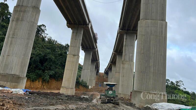 Những trụ cầu đã hoàn thành xây dựng. Ảnh: Vũ Long