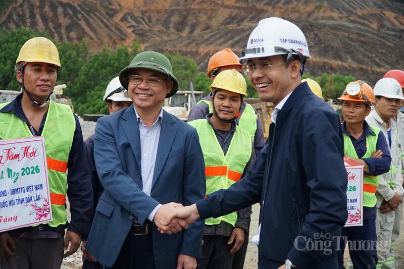 Ông Trương Công Thái, Phó Chủ tịch UBND tỉnh Đắk Lắk (bìa trái) trong một lần đi kiểm tra và chúc Tết tại dự án của Tập đoàn Đèo Cả triển khai. Ảnh: Vũ Long
