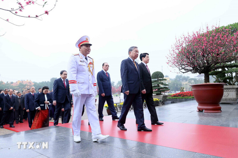 Đoàn đại biểu Ban Chấp hành Trung ương Đảng, Chủ tịch nước, Quốc hội, Chính phủ, Ủy ban Trung ương Mặt trận Tổ quốc Việt Nam đến đặt vòng hoa, vào Lăng viếng Chủ tịch Hồ Chí Minh. Ảnh: An Đăng/TTXVN