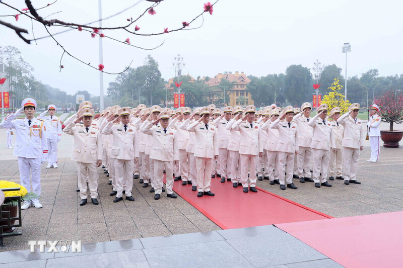 Đoàn đại biểu Đảng ủy Công an Trung ương, Bộ Công an thành kính tưởng niệm Chủ tịch Hồ Chí Minh. Ảnh: An Đăng/TTXVN