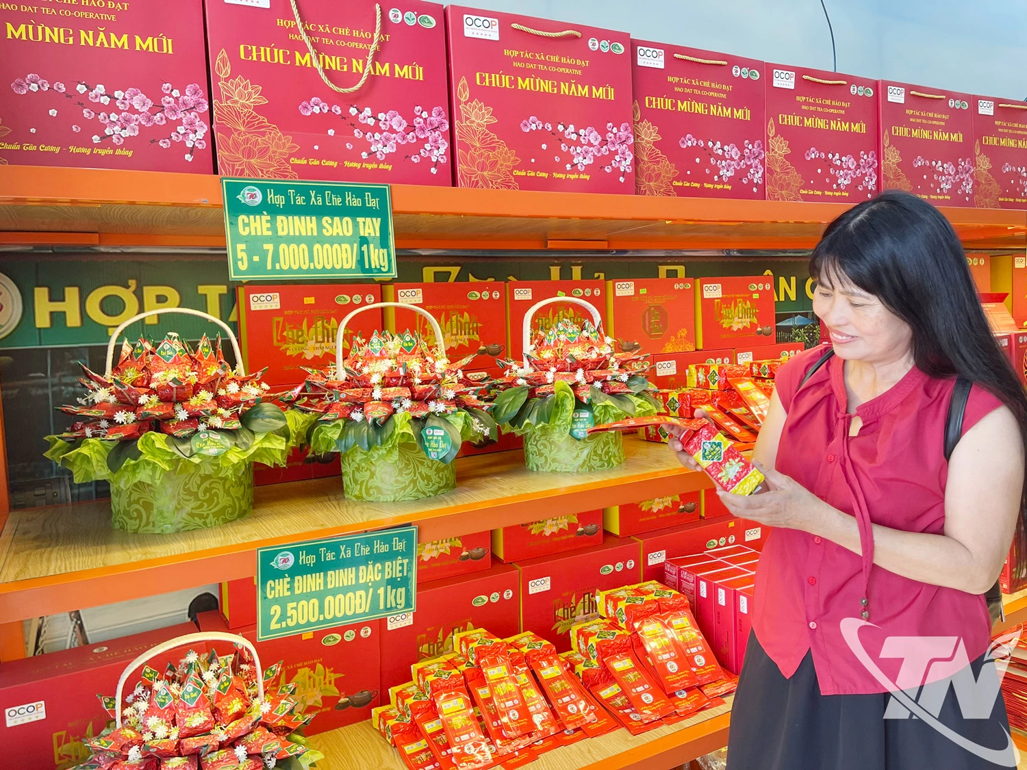 Sản phẩm chè đinh sao tay của Hợp tác xã chè Hảo Đạt (xã Tân Cương) có giá bán từ 5-7 triệu đồng/kg.