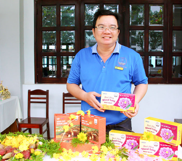 Anh Nguyễn Thanh Việt khát vọng quảng bá và nâng giá trị kinh tế khoai lang Vĩnh Long. Ảnh: THẢO LY