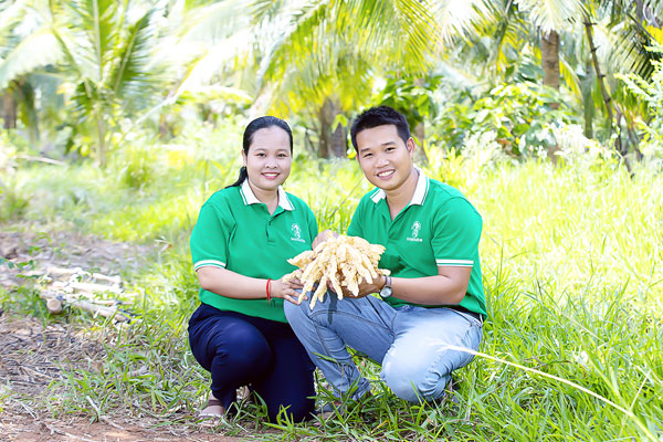 Anh Phạm Đình Ngãi cùng vợ là chị Thạch Thị Chal Thi đã lựa chọn con đường phát triển nông nghiệp bản địa dựa trên mật hoa dừa. Ảnh: THẢO LY