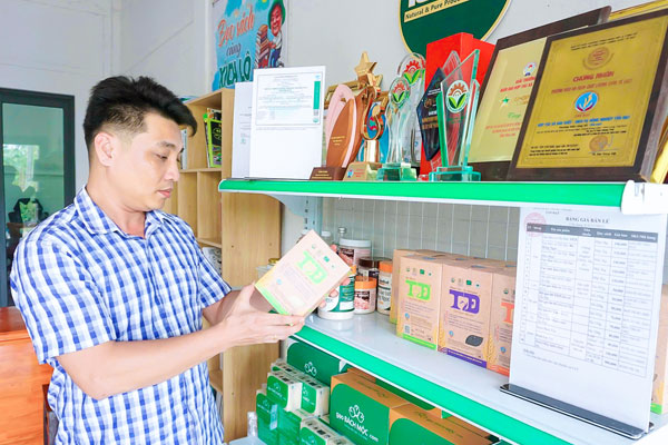 Anh Đoàn Tấn Đạt tiếp nối hành trình sản xuất gạo sạch chinh phục thị trường thế giới. Ảnh: TRÀ MY